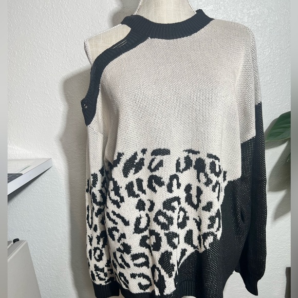 Sweater Leopard Pattern Asymmetrical shoulder Black and white Size Large - Picture 2 of 5
